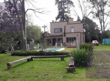 Casa · 216m² · 6 Ambientes · 1 Cochera · Casa en Lujan
