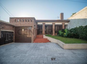 Casa · 245m² · 3 Dormitorios · 1 Cochera · Casa en Venta Sobre Calle Cantilo, City Bell