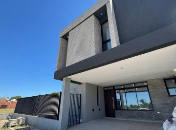 Casa de 5 ambientes, Córdoba · En Venta! Duplex 3 Dor con Pileta! Campo Chico, Calidad Premium