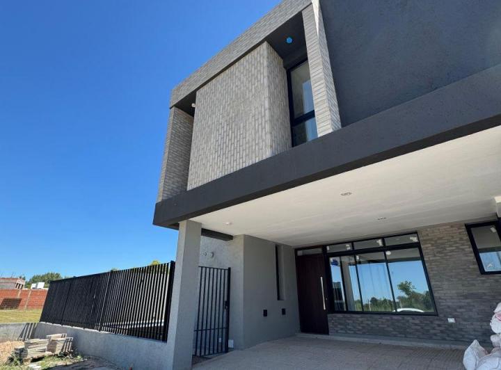 Casa · 170m² · 5 Ambientes · 2 Cocheras