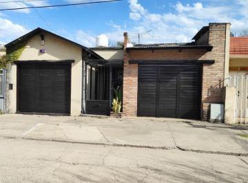 Casa · 207m² · 4 Ambientes · 2 Cocheras · Casa en Venta en Excelente Estado con Pileta Apta Credito
