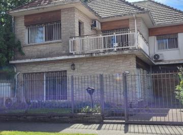 Casa · 230m² · 5 Ambientes · 2 Cocheras · Casa en Venta en Martínez.