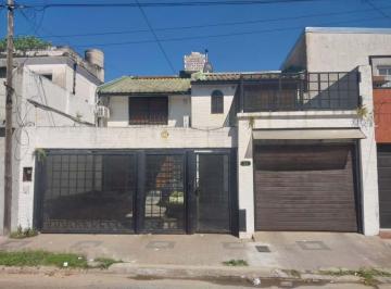 Casa · 182m² · 5 Ambientes · 2 Cocheras · Casa Al Frente en 2 Plantas con 2 Doble Cochera 3 Dorm. Patio Terraza Parrillero Excelente Est