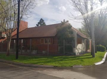 Casa · 209m² · 6 Ambientes · 4 Cocheras · Venta Casa en Esquina en Jardines del Rey - ¡Todo Lo Que Buscás, en un Solo Lugar!