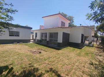 Casa · 200m² · 4 Dormitorios · 2 Cocheras · Casa en Venta en Cerro de Las Rosas, Una Planta, Remodelada, 3 Dorm.