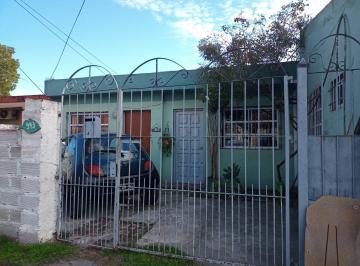 Frente con 2 cocheras escubiertas · Venta Casa. 2 Departamentos. Cochera Descubierta Para 2 Autos. Parque.