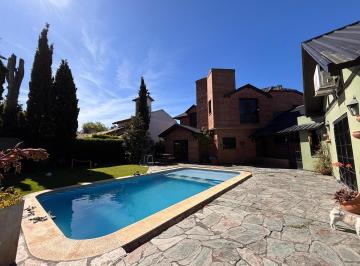 Casa · 390m² · 6 Ambientes · 6 Cocheras · Importante Chalet con 5 Habitaciones, Quincho, Pileta y Coch