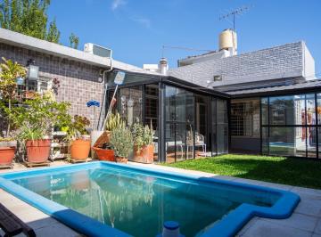 Casa · 185m² · 5 Ambientes · 2 Cocheras · Venta de Casa de 5 Ambientes con Garaje, Galería y Piscina en Haedo Sur.