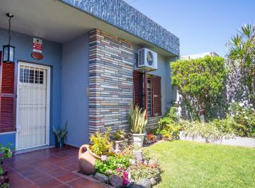 Casa · 185m² · 5 Ambientes · 2 Cocheras · Venta de Casa de 5 Ambientes con Garaje, Galería y Piscina en Haedo Sur.