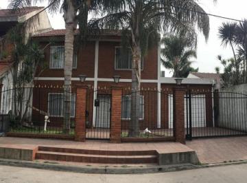 Casa · 280m² · 5 Ambientes · 3 Cocheras · Venta Casa 5 Ambientes Villa Luzuriaga con Piscina Fondo