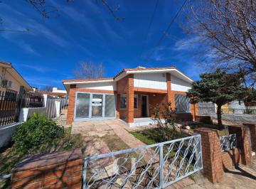 Casa de 5 ambientes, Villa Carlos Paz · Venta Casa y Departamento con Piscina y Todos Los Servicios a m del Centro en Barrio Malvinas