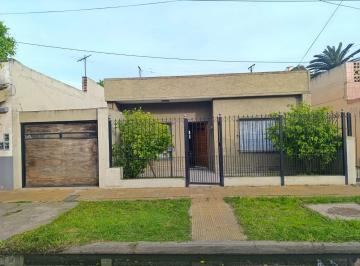 Casa de 3 ambientes, Morón · Casa 3 Ambientes Reciclada | Cochera, Terraza, Piscina, Quincho
