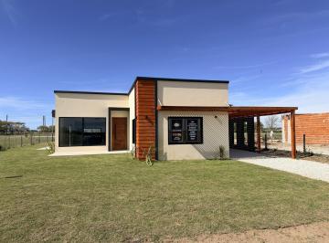 Casa · 140m² · 4 Ambientes · 1 Cochera · Casa en Barrio Privado, Luminosa, Espacio Verde, Amplia, a 8 Min de San Bernardo