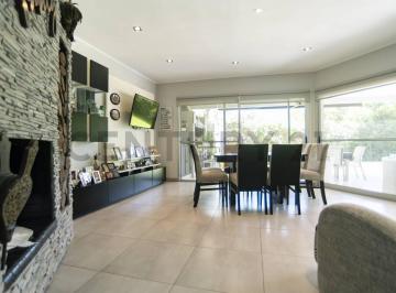 Casa · 177m² · 5 Ambientes · 2 Cocheras · Casa en Venta en City Bell