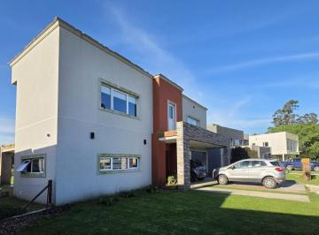 Campo · 200m² · 5 Ambientes · 2 Cocheras · Casa 5 Ambientes con Piscina Climatizada - Barrio Privado Tierras del Mar