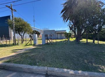 Casa · 175m² · 2 Dormitorios · 1 Cochera · Vendo Casa con Amplio Terreno en Concepción del Uruguay, Entre Ríos