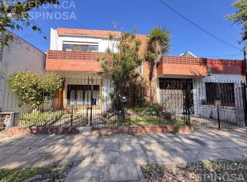 Casa · 172m² · 4 Ambientes · 2 Cocheras · Casa de Cuatro Ambientes en Venta, Moron Sur