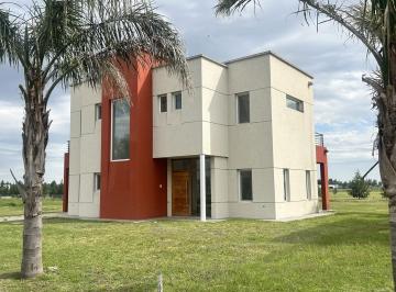 Casa · 210m² · 5 Ambientes · 1 Cochera · Casa en Haras del Sur III