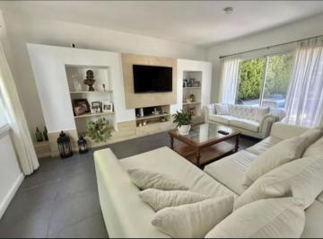 Casa · 196m² · 5 Ambientes · 3 Cocheras · Muy Linda Casa en Venta San Isidro Labrador - Apto Credito
