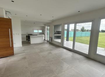 Casa · 121m² · 4 Ambientes · 2 Cocheras · Casa a Estrenar de 3 Dorm. en Venta en Haras del Sur 3