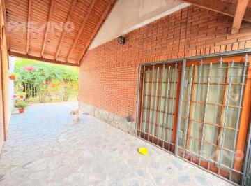 Casa · 200m² · 4 Ambientes · 3 Cocheras · Casa 4 Amb. con Jardin Grande y Garaje