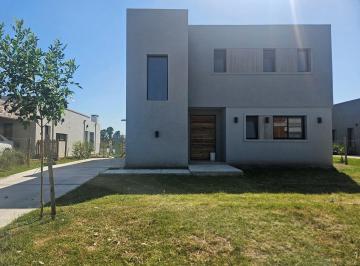 Casa · 170m² · 5 Ambientes · 2 Cocheras · Casa en Venta Ubicado en Santa Elisa, Pilar del Este