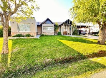 Casa · 125m² · 4 Ambientes · 3 Cocheras · Santa Isabel Etapa 1 - Casa C/ Pileta 3 Dorm. Usd 190.000