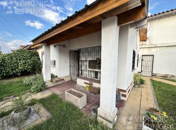 Casa · 180m² · 5 Ambientes · 1 Cochera · Casa de Cuatro Ambientes en Venta, en Moron