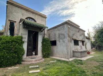 Casa · 145m² · 4 Ambientes · 2 Cocheras · Casa en Venta Sobre Calle Pueyrredon - Chacras de Coria