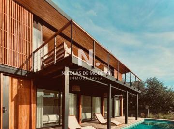 Foto1 · Espectacular Casa en Venta de 3 Dorm., con Piscina y Vista a Agradable Entorno