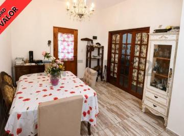 Casa · 118m² · 4 Ambientes · 1 Cochera · Venta Casa 4 Ambientes, Doble Patio y Garage, en Caseros