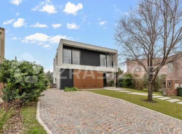 Casa · 277m² · 7 Ambientes · 2 Cocheras · Casa en Venta 4 Dorm. en Ayres Plaza