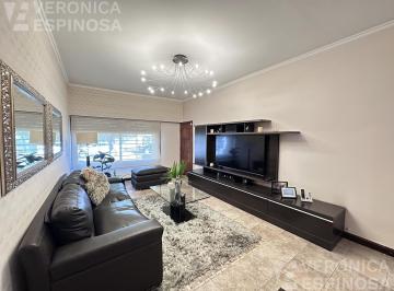 Casa · 259m² · 4 Ambientes · 1 Cochera · Casa de Tres Dorm. en Venta, Moron