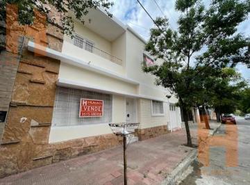 Casa · 149m² · 5 Ambientes · 1 Cochera · Bº Junior Casa Super Amplia 3 Dorm.