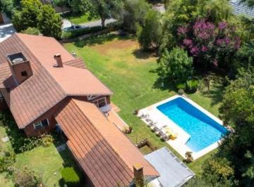 Casa · 220m² · 7 Ambientes · 5 Cocheras · Casa en Los Cardales