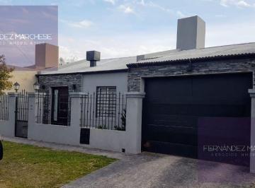 Casa · 140m² · 3 Ambientes · 1 Cochera · Casa en Santa Elena
