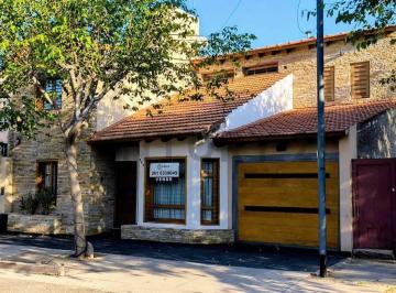Casa · 162m² · 5 Ambientes · 3 Cocheras · Venta de Casa en Dorrego