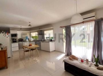 Casa · 490m² · 8 Ambientes · 2 Cocheras · Casa en Venta en Rafaela, Barrio Pizzurno