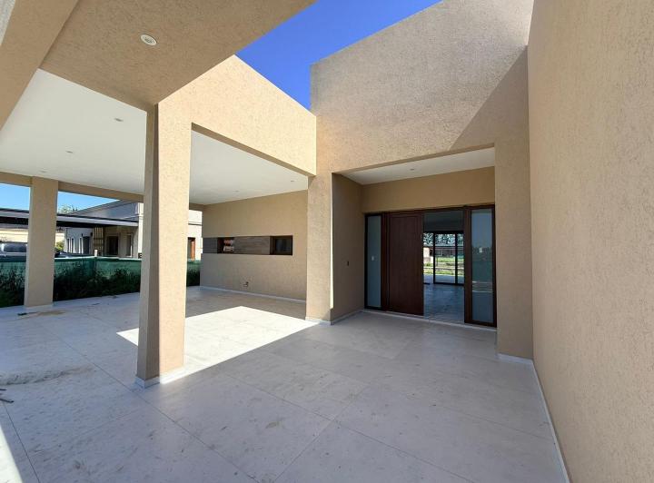 Casa · 211m² · 4 Ambientes · 4 Cocheras
