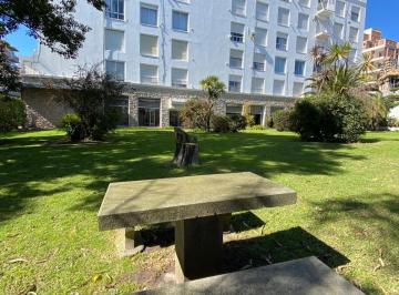 Parque del edificio c/ mesas y sillas de uso comun · Dpto 2 Ambientes Reciclado y Luminoso – Playa Grande, Media Cuadra Alem