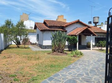 Casa · 120m² · 5 Ambientes · 2 Cocheras · Casa con 4 Habitaciones y Amplio Parque