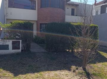 Casa · 240m² · 5 Ambientes · 1 Cochera · Exc Casa 4 Dor Vta Suite/esc/qcho/gge Cervantes G. Bourg
