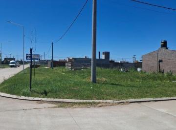Terreno · 330m² · Lote con Pileta en Esquina. Estación Alvear II. 330 m.