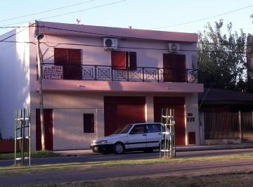 Casa · 150m² · 3 Ambientes · Casa Amplia con Locales a La Venta