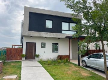 Casa · 6 Ambientes · 4 Cocheras · Casa en Venta Vila Marina 1, Villanueva