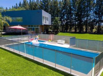 Casa · 300m² · 5 Ambientes · 10 Cocheras · Casa en La Plata Haras del Sur II