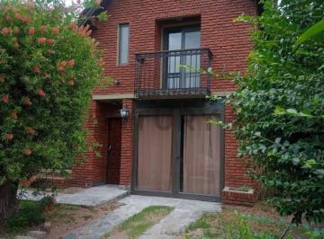 Casa · 131m² · 4 Ambientes · 1 Cochera · Casa con Pileta en Las Brisas