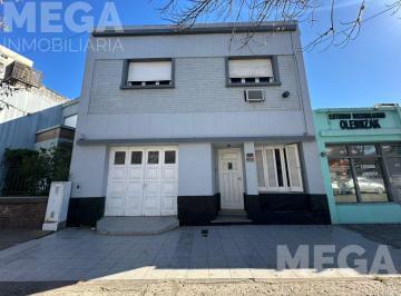 Casa · 190m² · 3 Ambientes · 1 Cochera · Catamarca 459. Gran Casa Zona Parque