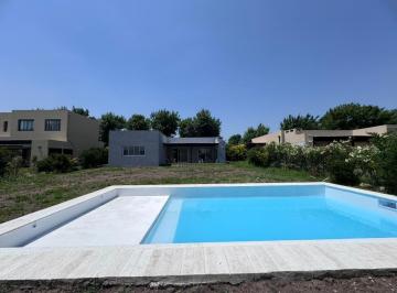 Casa · 134m² · 4 Ambientes · 1 Cochera · Venta de Casa en Una Planta con Pileta Lote Interno - Santa Guadalupe Pilar del Este