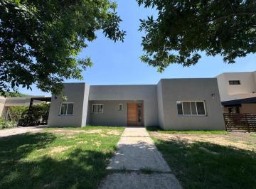 Casa · 134m² · 4 Ambientes · 1 Cochera · Casa en Una Planta con Pileta Lote Interno - Santa Guadalupe Pilar del Este
